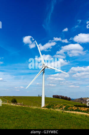 Turbina eolica vicino Brassington nel distretto di Peak Derbyshire Dales England Regno Unito Foto Stock