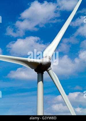 Pale per turbine eoliche vicino Brassington nel distretto di Peak Derbyshire Dales England Regno Unito Foto Stock