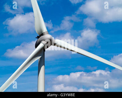 Pale per turbine eoliche vicino Brassington nel distretto di Peak Derbyshire Dales England Regno Unito Foto Stock