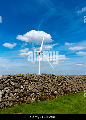 Turbina eolica e stalattite parete vicino Brassington nel distretto di Peak Derbyshire Dales England Regno Unito Foto Stock