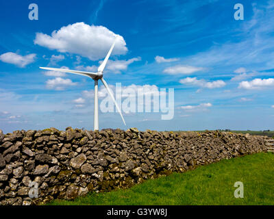 Turbina eolica e stalattite parete vicino Brassington nel distretto di Peak Derbyshire Dales England Regno Unito Foto Stock