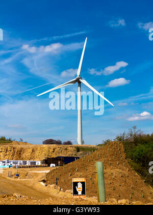 Turbina eolica vicino vecchia cava Brassington nel distretto di Peak Derbyshire Dales England Regno Unito Foto Stock