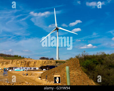 Turbina eolica vicino vecchia cava Brassington nel distretto di Peak Derbyshire Dales England Regno Unito Foto Stock