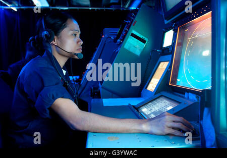 Controllore del traffico aereo controlla Marine Corps AV-8B Harriers. Foto Stock