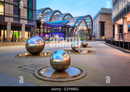 Millennium Square è una città moderna piazza di Sheffield, in Inghilterra. Le sfere di acciaio nella piazza sono caratteristiche di acqua Foto Stock