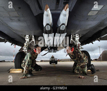 Avieri controllare il GBU-39 piccole bombe di diametro caricato su di un F-15E Strike Eagle. Foto Stock