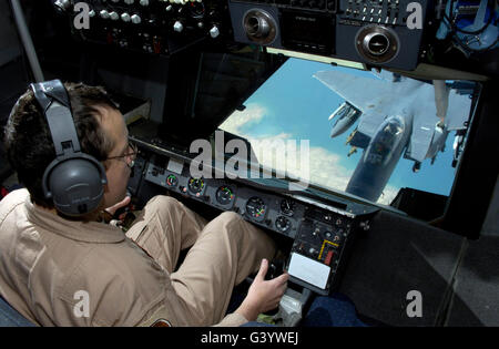 Operatore refuels un F-16 Fighting Falcon. Foto Stock