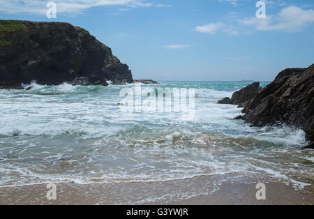 Le onde in entrata sul dollaro cove a gunwalloe Cornovaglia Foto Stock