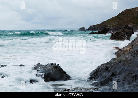 Le onde a Dollar Cove Gunwalloe Cove in Cornovaglia Foto Stock