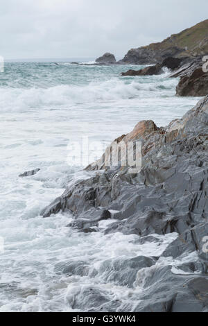 Onde che si infrangono a dollar cove gunwalloe Cornovaglia Foto Stock