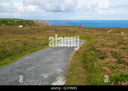 Strada che conduce dalla NSC coastwatch stazione a Porthgwarra Foto Stock