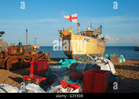 Hastings barca da pesca battenti bandiera inglese di St George, sul Fisherman's Stade Beach, East Sussex England Gran Bretagna REGNO UNITO Foto Stock