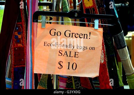 New York City: Eco-friendly "verde" sacchetti in tessuto venduto dai produttori a street festival sulla West 14th Street Foto Stock
