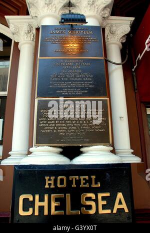 New York City: placche storico fiancheggiano le porte di ingresso al leggendario Chelsea Hotel in West 23rd Street Foto Stock