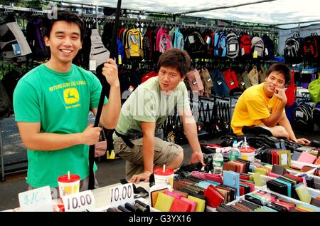 New York City: tre giovani cinesi vendono portafogli e pelletteria all annuale Greenwich Avenue street festival Foto Stock