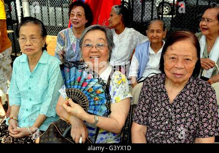 New York City: Anziani donne asiatiche che frequentano il xvi annuale birmani Thingyan Water Festival Foto Stock