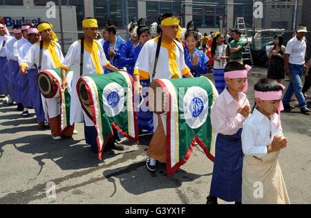 New York City: batteristi di eseguire durante la gran processione al XVI Thingyan annuale birmano Festival di acqua Foto Stock