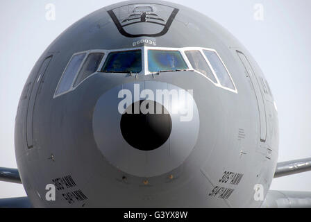 Due piloti in un KC-10 Extender tirare in un posto di parcheggio. Foto Stock