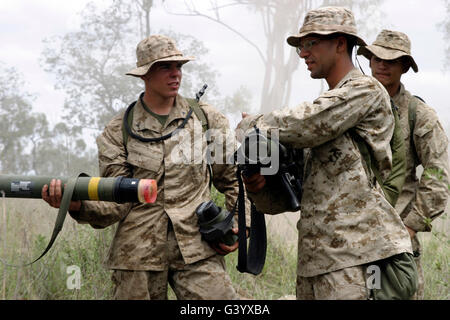 Un soldato assiste un mortarman come egli dà una classe sull'uso dell'A4 anti-serbatoio arma. Foto Stock