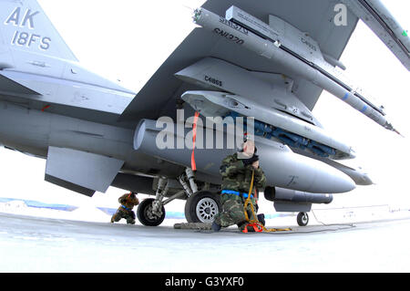 Stati Uniti Air Force aviatori prep un F-16C Fighting Falcon aeromobili. Foto Stock