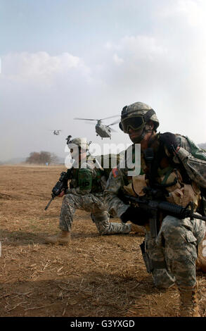 Stati Uniti Esercito sergenti fissare un elicottero zona di atterraggio per un CH-47 Chinook. Foto Stock