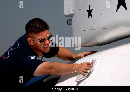 Un capo equipaggio tocca uno dei getti di Air Force Thunderbirds. Foto Stock