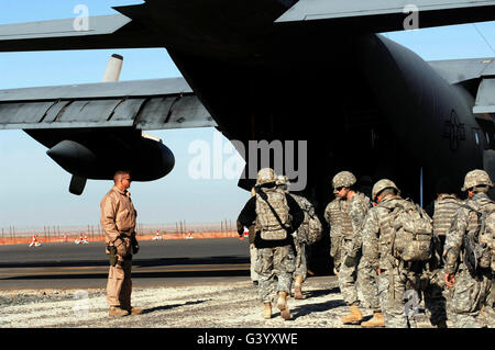 Un loadmaster soldati guide su un C-130 Hercules. Foto Stock