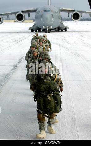 Airborne soldati a bordo di una C-17 Globemaster III. Foto Stock