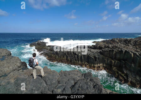Escursionista è in piedi sulla costa rocciosa di El Hierro Foto Stock