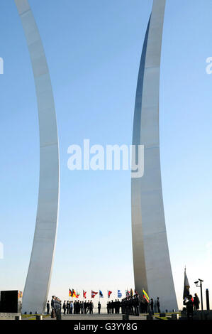 Una ghirlanda-posa cerimonia presso l'U.S. Air Force Memorial a Washington D.C. Foto Stock