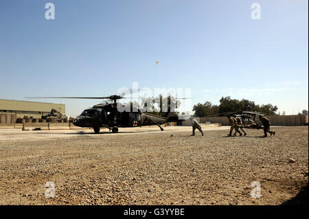 Soldati rush simulato un incidente a un UH-60 Blackhawk elicottero. Foto Stock