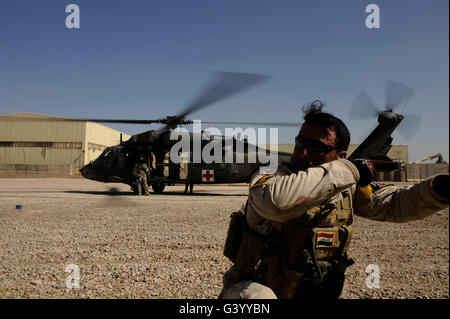 Un soldato fornisce la sicurezza dopo l'uscita da un UH-60 Blackhawk elicottero. Foto Stock