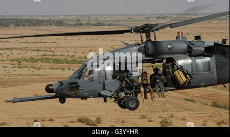 Un U.S. Air Force HH-60 Pavehawk vola sopra il paesaggio iracheno. Foto Stock