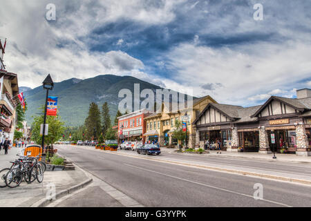 Banff, Canada - Luglio 3, 2014: gli amanti dello shopping potrete passeggiare lungo i molti negozi al dettaglio lungo Banff Avenue nel Parco Nazionale di Banff. Foto Stock