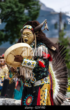 BANFF, CANADA- lug 3, 2014: nativo Blackfoot capo indiano che indossa una divisa di avvisatore acustico Cofano balli in una performance di Banff. Foto Stock