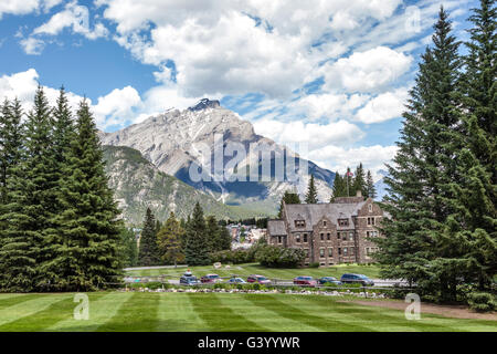 La Cascade Mountain come si vede dalla motivazione della cascata di giardini nel Parco Nazionale di Banff. Foto Stock