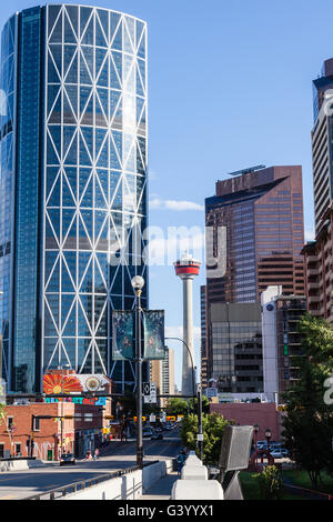 Caglary, Canada - 21 Giugno 2015: Downtown Calgary con il suo famoso Calgary Tower e la prua, come si è visto su Centre Street Bridge. Foto Stock