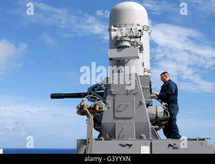 Fire Controlman lavorando alla falange Mark 15 Close-In Weapon System a bordo della USS Nashville. Foto Stock