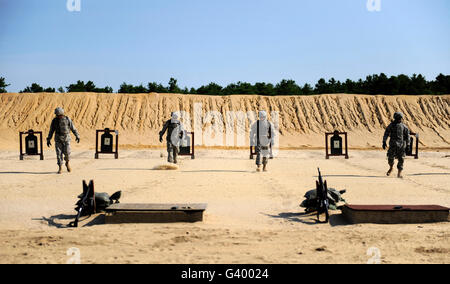 Soldati contrassegnandone le corsie durante M-16/M-4 familiarizzazione della formazione a Fort Dix, New Jersey. Foto Stock