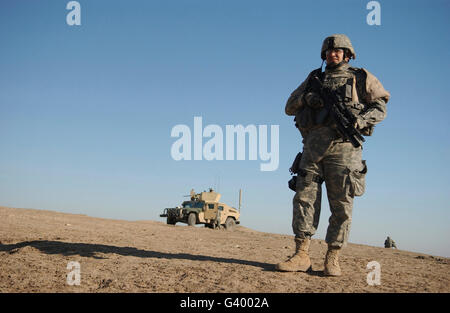 Stati Uniti Esercito permanente soldier guarda vicino a una polizia irachena checkpoint in Tall Afar, Iraq. Foto Stock