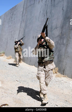 I soldati di eseguire misure di sicurezza mentre a piedi patrol a Hawthorne Army Depot, Nevada. Foto Stock