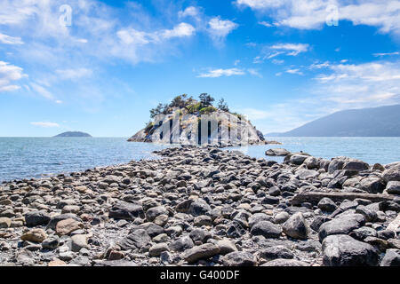 Rocce esposte a causa della bassa marea fornisce un naturale rock trail a Whytecliff isola su Whytecliffe Park Beach in West Vancouver, Br Foto Stock