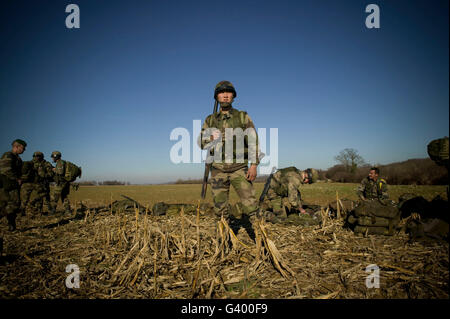 Membro della Legione Straniera francese Wang dalla Cina attende i suoi camerati in corrispondenza del loro punto di ritrovo dopo saltando su una pianura n Foto Stock