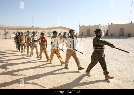 Soldati dell'esercito iracheno marzo in formazione durante una sommossa formazione di comando esercizio. Foto Stock