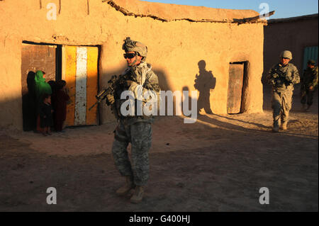 Stati Uniti I soldati dell esercito di condurre una pattuglia smontati attraverso settori del distretto Shajoy, Afghanistan. Foto Stock