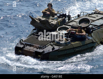 Un assalto anfibio veicolo si avvicina un trasporto anfibio dock nave. Foto Stock