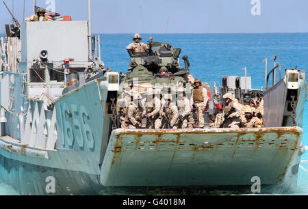 Marines e marinai di condurre un anfibio dimostrazione di sbarco durante la fase di esercizio la brillante stella. Foto Stock