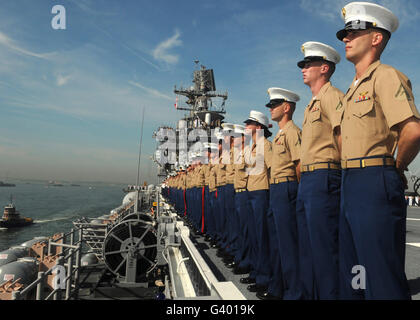 Marines uomo le rotaie a bordo dell'assalto anfibio nave USS Iwo Jima. Foto Stock