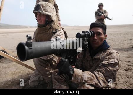 Stati Uniti Insegnare i marines marines peruviano come sparare una spalla-lanciato multiuso arma d'assalto. Foto Stock