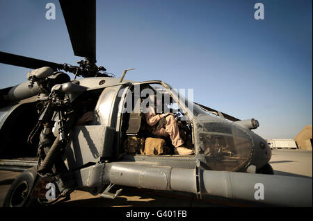 Un pilota si siede nella cabina di pilotaggio di un HH-60G Pave Hawk. Foto Stock